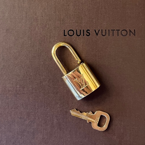 ⭐️SALE⭐️ #306 LOUIS VUITTON Vintage functioning Lock and Key. EUC. - Picture 6 of 8
